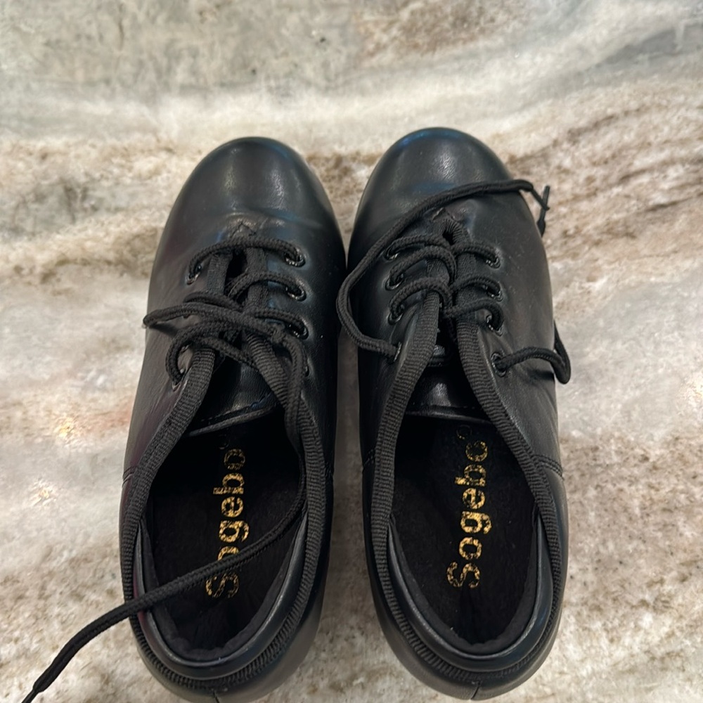 Size 2.5 youth tap shoes euc